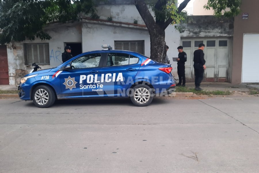 Polic&iacute;as trabajando en el lugar