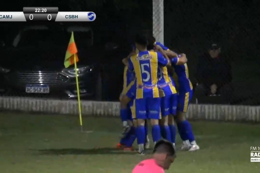 Los jugadores de Atl&eacute;tico Mar&iacute;a Juana celebran el primer tanto de la victoria
