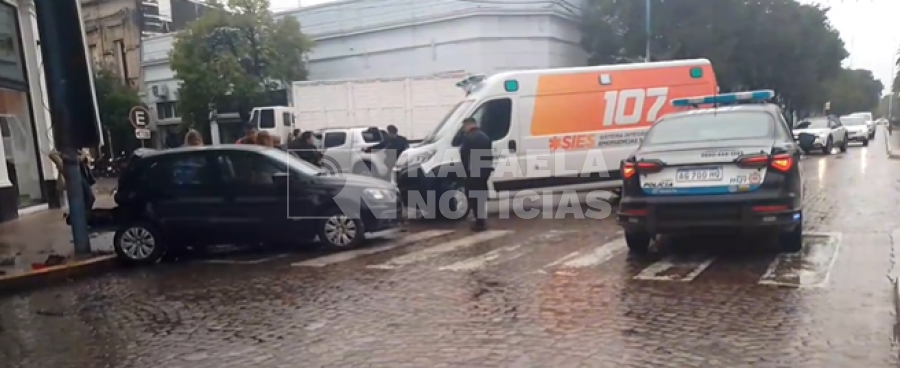 El SIES 107 tuvo que asistir a la conductora del VW Gol.