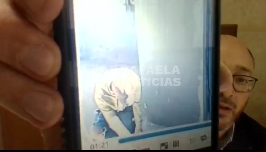 El fiscal exhibi&oacute; im&aacute;genes de un comprador de droga que pas&oacute; por el kiosco y se introdujo la sustancia en las medias.