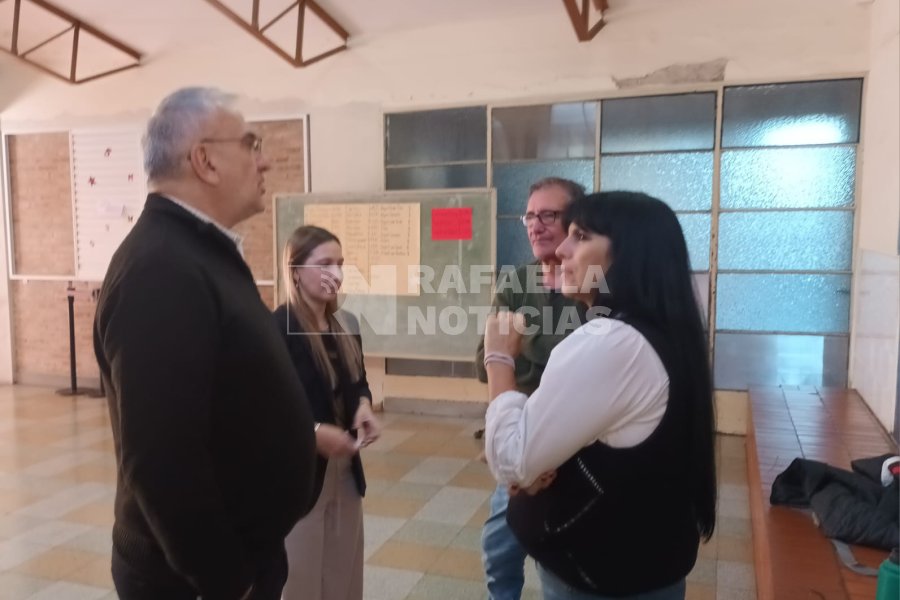 Calvo dialogando con la concejala radical Alejandra Sagardoy, en la ma&ntilde;ana de este domingo.