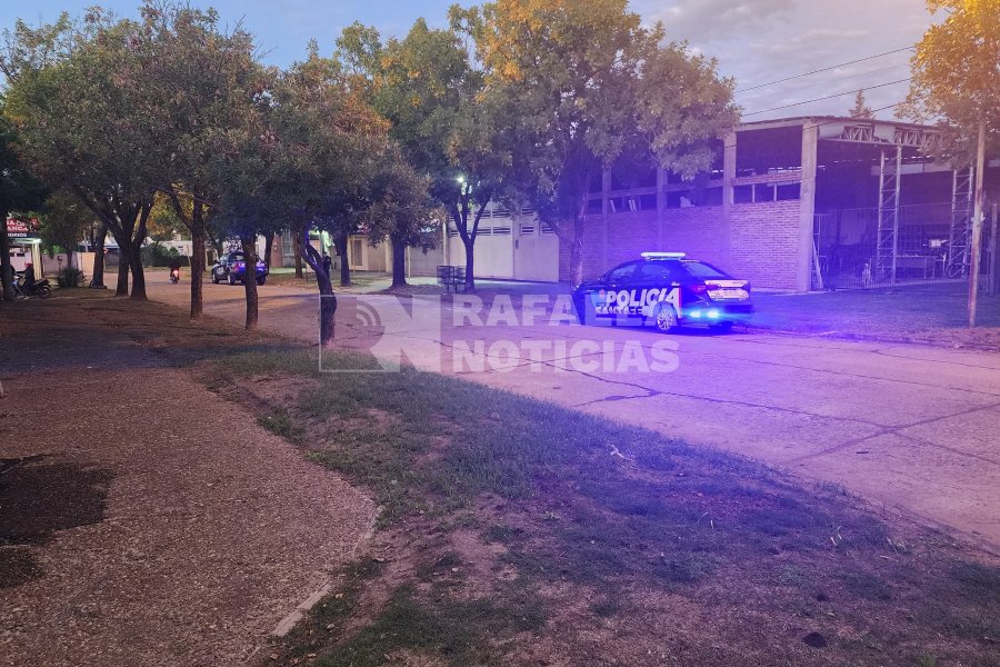 Polic&iacute;as en la cuadra donde se registr&oacute; el hecho, en la madrugada de este martes.