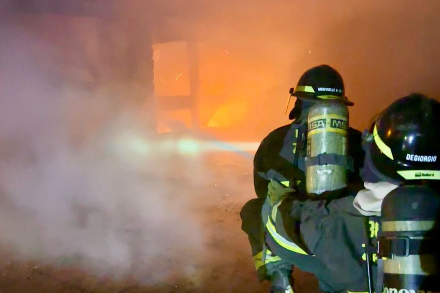 Actuaci&oacute;n de los bomberos en el lugar.