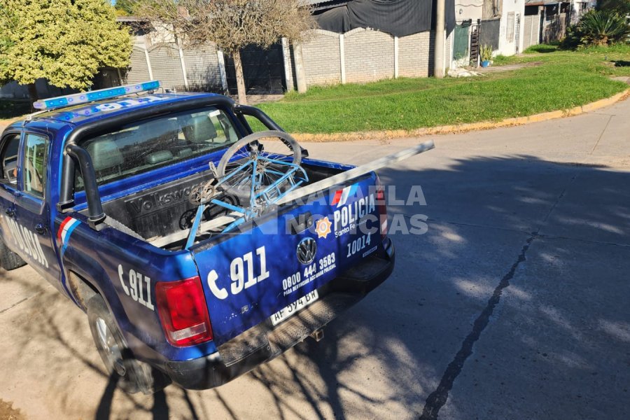 Polic&iacute;a trasladando lo secuestrado.