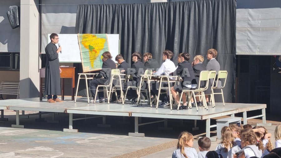 Parte de la representaci&oacute;n hist&oacute;rica de los alumnos del Colegio