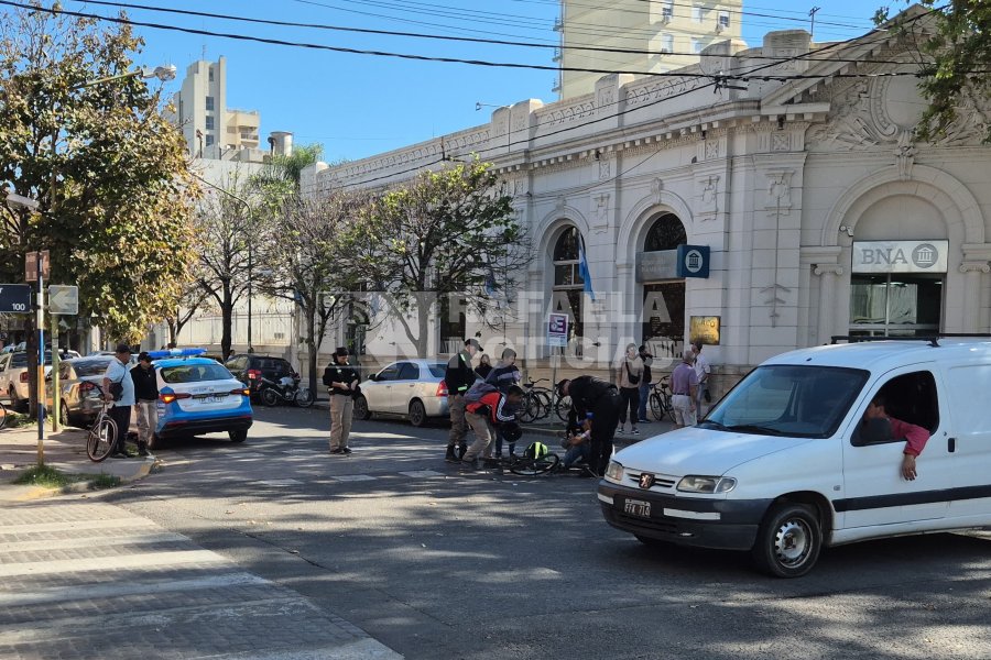 El ciclista termin&oacute; tendido en el asfalto.