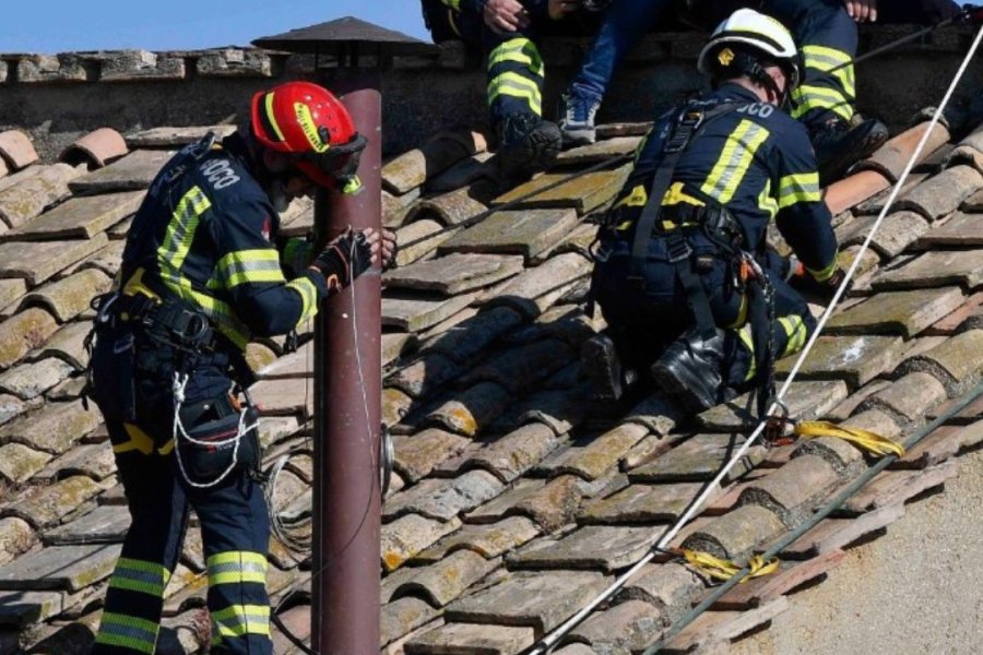 Las chimeneas son elementos clave del protocolo que acompa&ntilde;a la elecci&oacute;n de un nuevo Papa