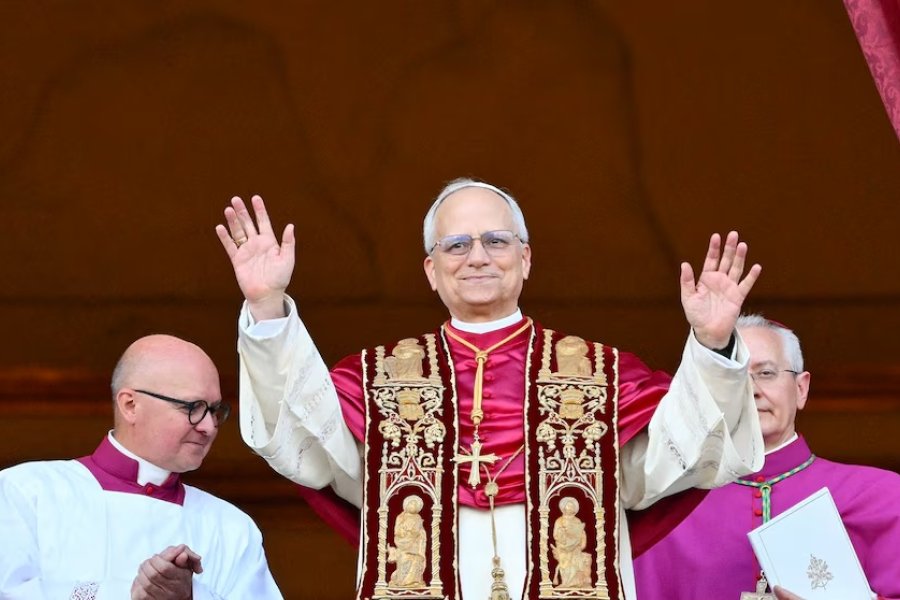 El nuevo papa, con los atuendos tradicionales, en su primera aparici&oacute;n p&uacute;blica como sucesor de Francisco.