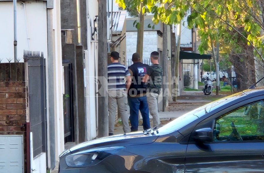Investigadores en la puerta del domicilio donde fue hallado el cuerpo de la infortunada mujer.