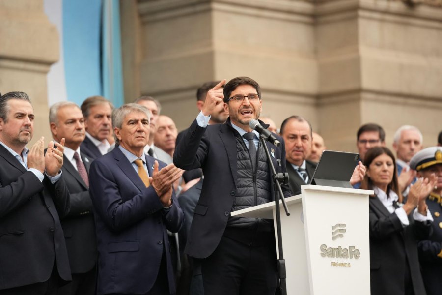 El gobernador pronunci&oacute; su discurso en la escalinata de la Casa Gris.