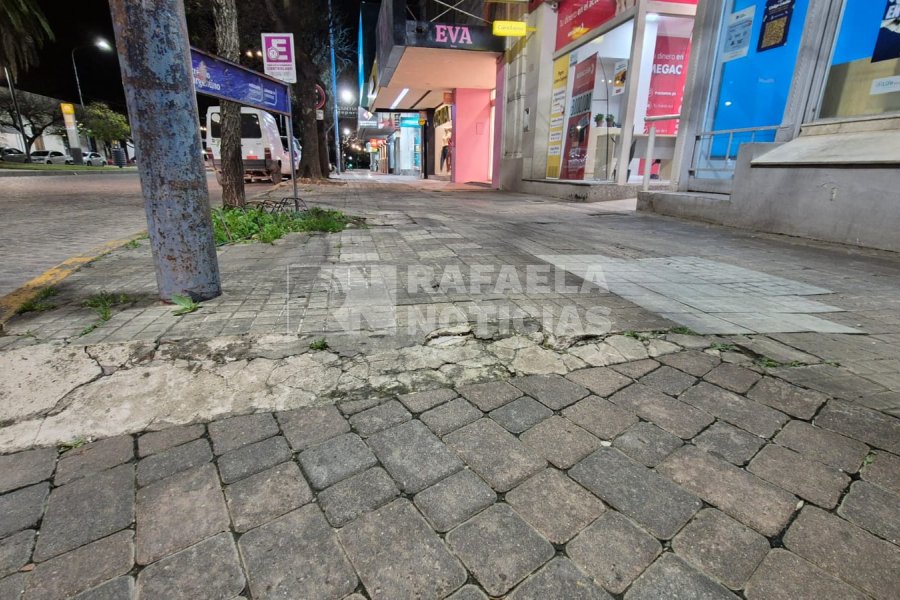 El calamitoso estado en que se encuentran las veredas del microcentro.