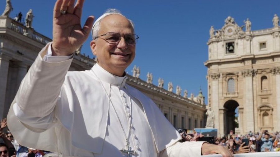 Le&oacute;n XIV mientras saluda a los peregrinos   (@Vatican Media)