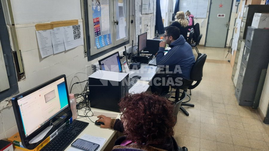 Trabajadores atendiendo las l&iacute;neas de Whats App.