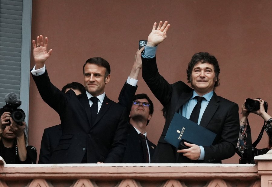 Javier Milei y Emmanuel Macron saludan desde el Balc&oacute;n de la Casa Rosada