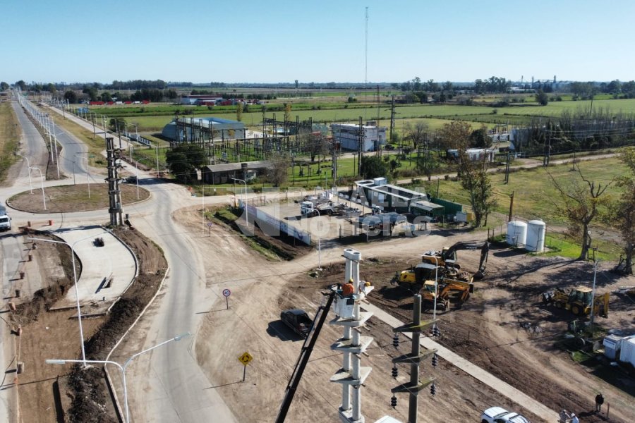 En primer plano, trabajos en altura sobre la nueva columna. A la izquierda y en segundo plano, la columna triple que ser&aacute; eliminada.