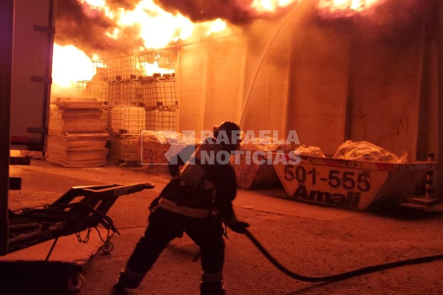 Una imagen sobrecogedora de la acci&oacute;n de los Bomberos en Sue&ntilde;o Dorado.