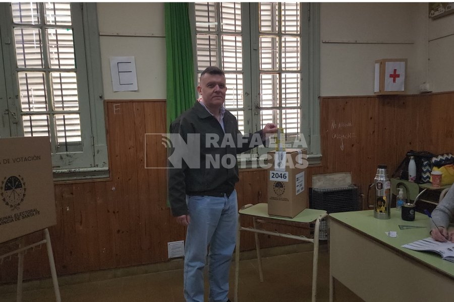 Fabricio Dellasanta en el momento de emitir su voto.