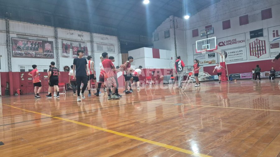 Equipo U 15 de b&aacute;squet de 9 de Julio.
