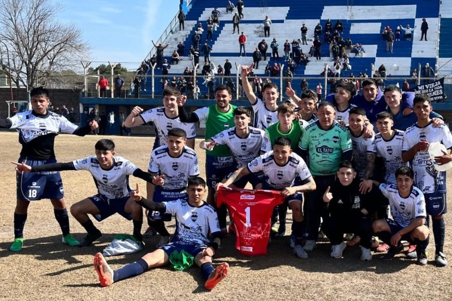 Los jugadores de Quilmes celebrando la victoria en el cl&aacute;sico