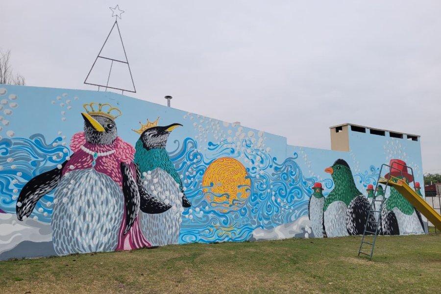 Los ping&uuml;inos, protagonistas centrales, aparecen con plumajes en colores poco convencionales.