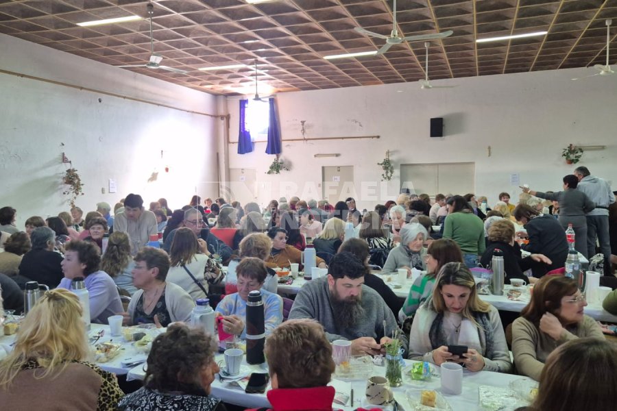 El t&eacute; bingo cont&oacute; con 150 personas.
