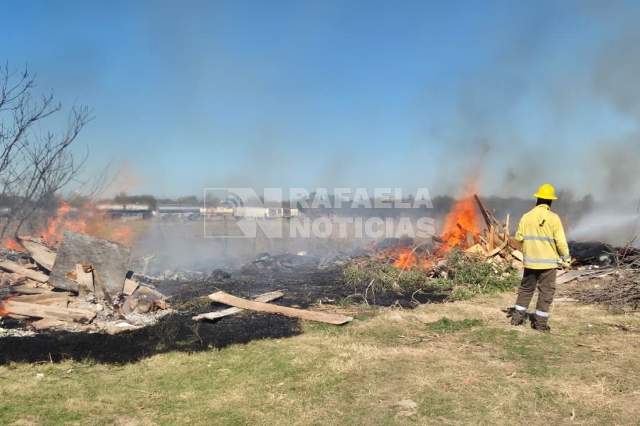 Momento en que trabajan Bomberos Voluntarios.