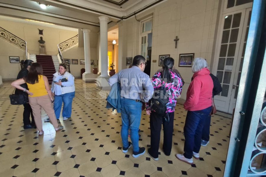 Vecinos en la Jefatura, previo a la reuni&oacute;n
