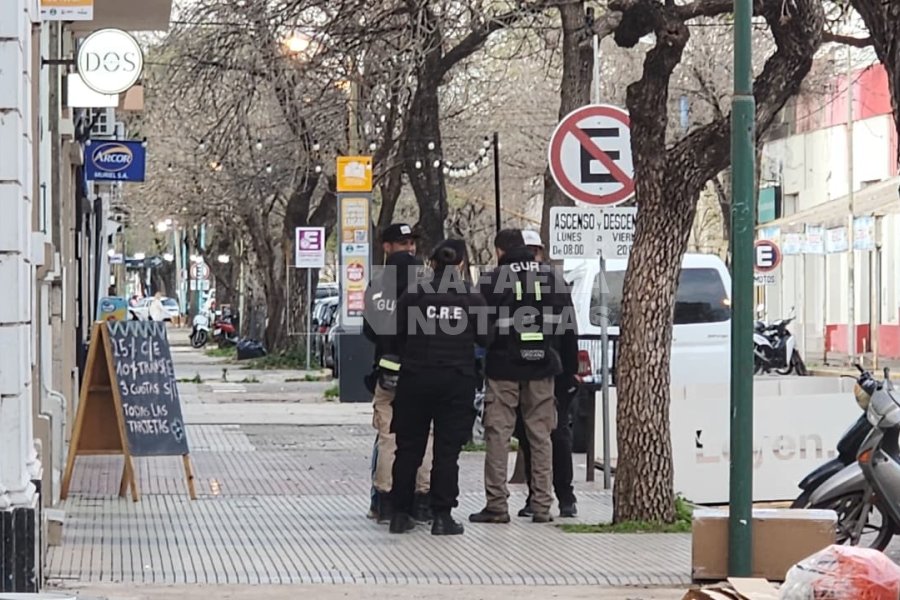 Personal policial y de la GUR en el lugar.