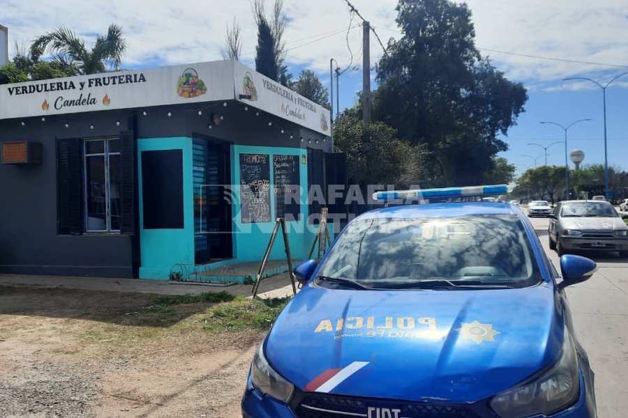 Polic&iacute;a frente al comercio afectado.