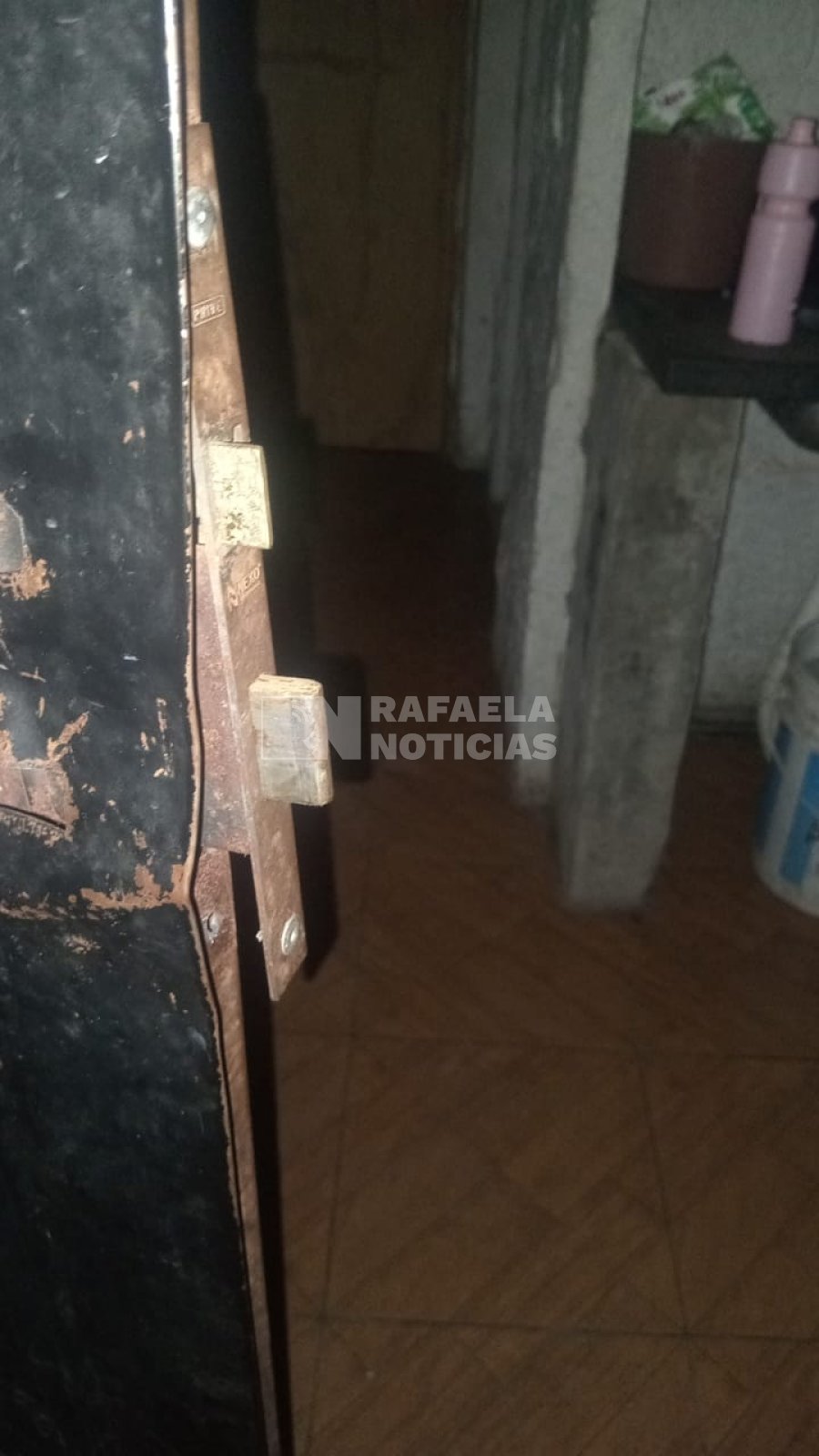 As&iacute; qued&oacute; la puerta luego del ataque.