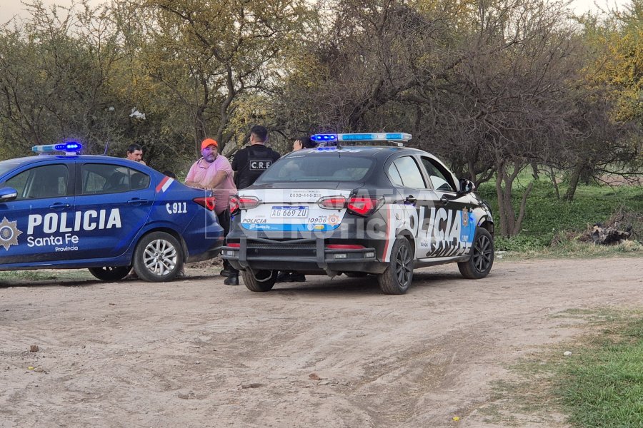 La polic&iacute;a trabajando en el lugar del hecho.