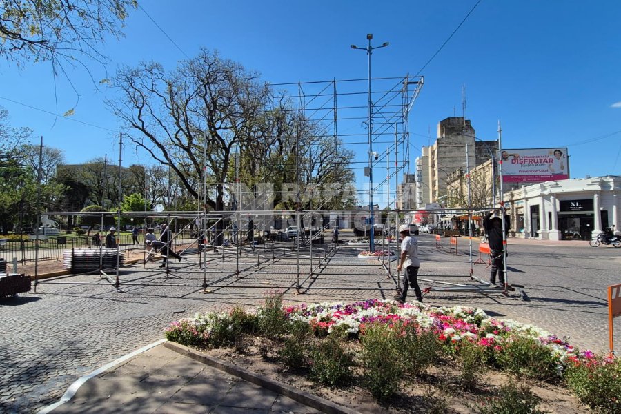 El montaje del escenario se completaba en la tarde de este martes.