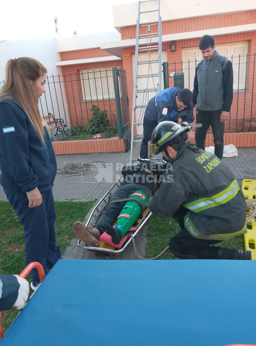 Momento del rescate por parte de Bomberos Zapadores.