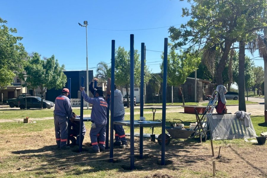 Obreros municipales trabajando en la plaza.