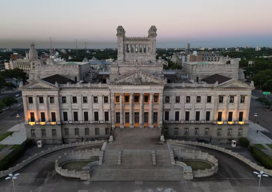 Vista a&eacute;rea del Palacio Legislativo &mdash;sede del poder legislativo del gobierno uruguayo&mdash; ubicado en el barrio Aguada, en Montevideo