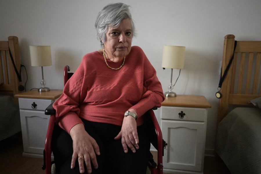 Beatriz Gel&oacute;s, quien padece Esclerosis Lateral Amiotr&oacute;fica (ELA), posa para una foto en su habitaci&oacute;n del hogar de ancianos donde vive, en Montevideo