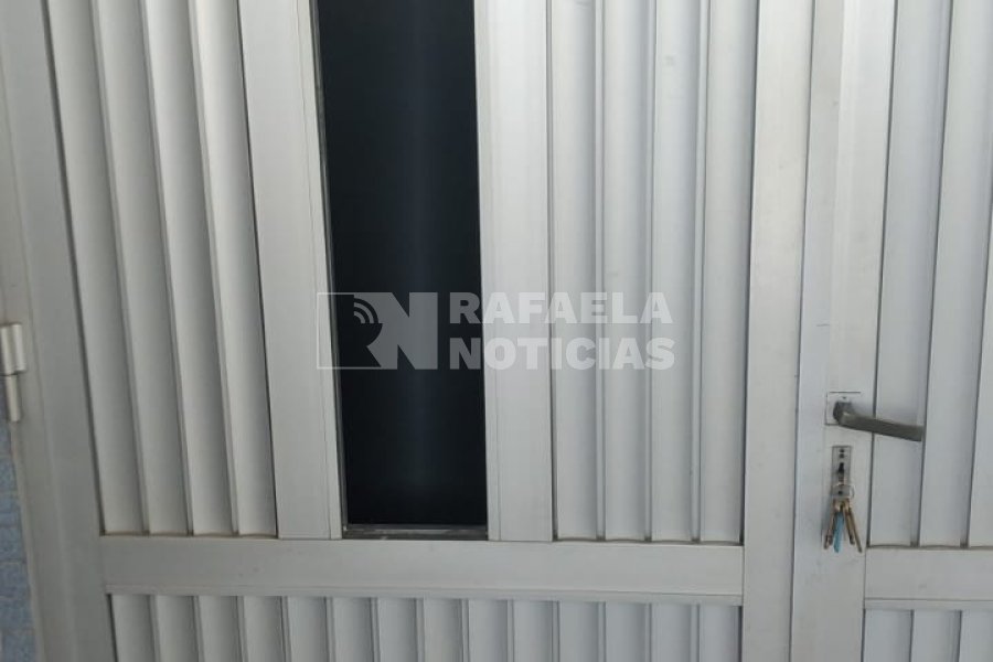 As&iacute; rompieron la puerta del edificio.