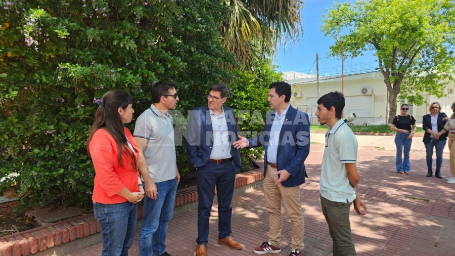 Funcionarios y docentes en la localidad de Humberto Primo.