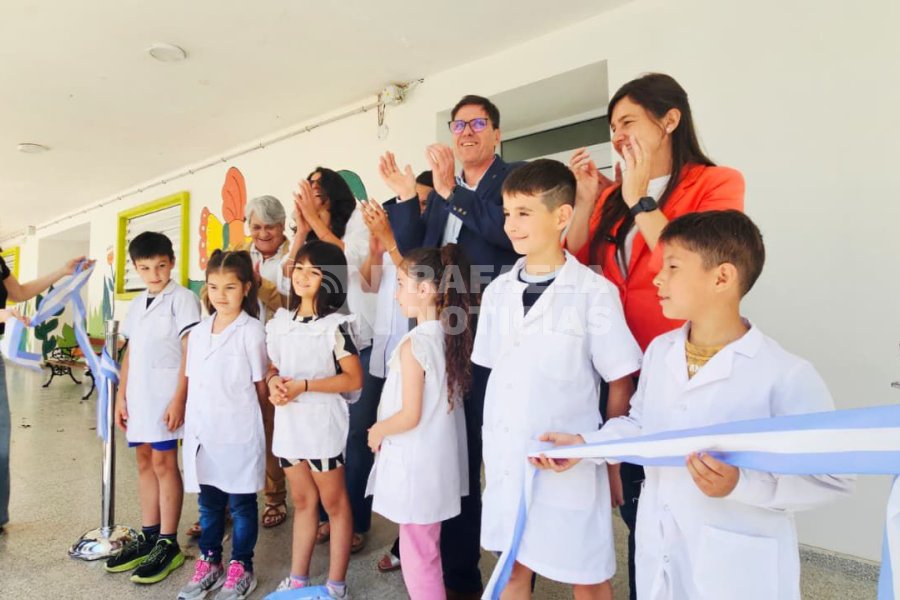 Un momento del acto realizado en la escuela Tom&aacute;s Alva Edison.