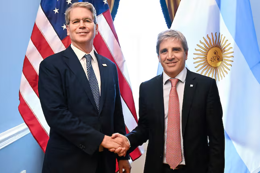 El secretario del tesoro de Estados Unidos junto al ministro de econom&iacute;a argentino, Luis Caputo.