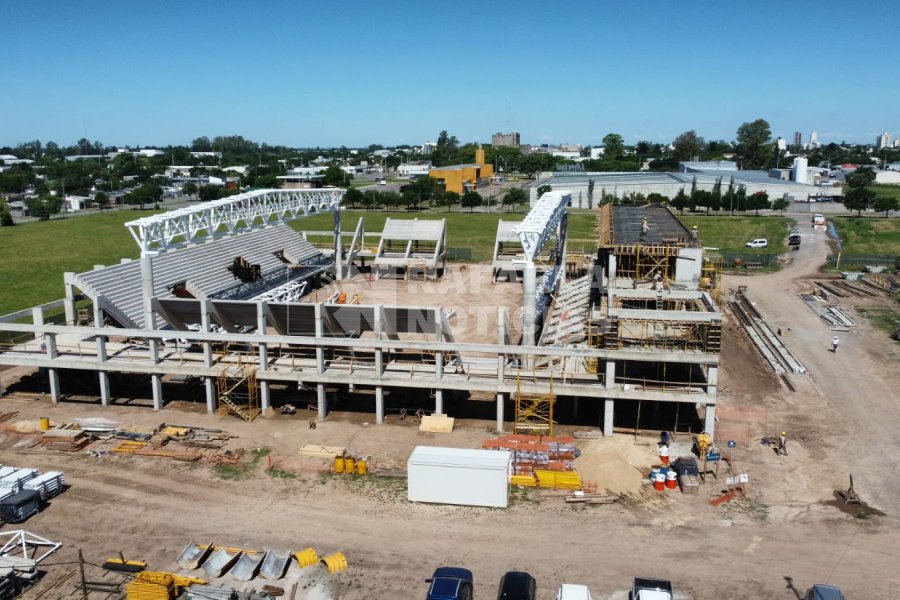 Las primeras estructuras met&aacute;licas ya fueron colocadas.