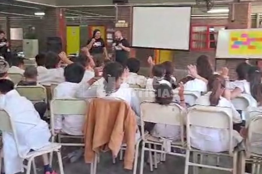 Momento de oraci&oacute;n en una escuela de Rafaela.