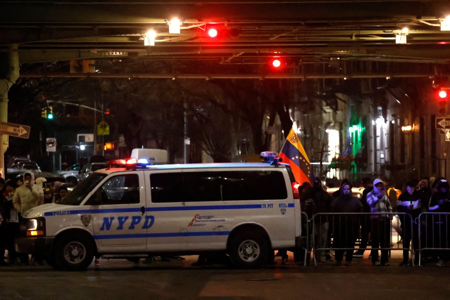Un patrullero de la polic&iacute;a estadounidense bloquea la calle que conduce al centro de detenci&oacute;n metropolitano en el distrito de Brooklyn, de Nueva York, donde est&aacute; detenido Nicol&aacute;s