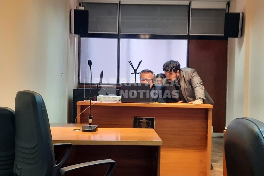 Bottero y Rosini, observando evidencia de la causa.