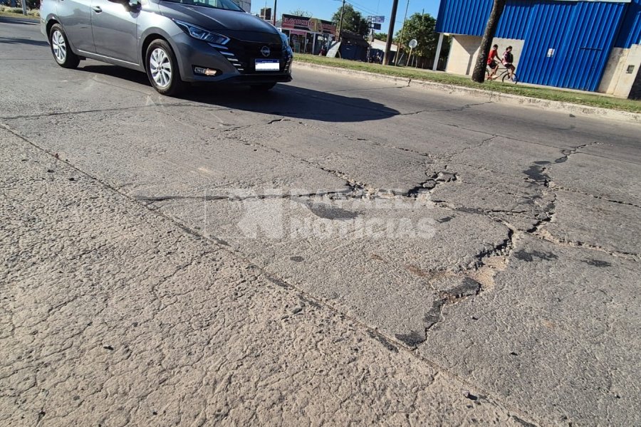 Parte de los deterioros que exhibe la calzada.