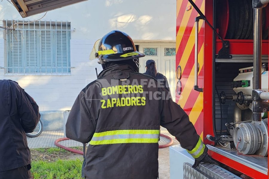 Bomberos Zapadores de Rafaela actuando en uno de los incendios.