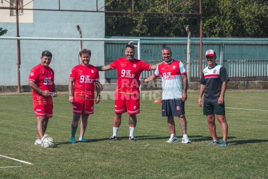 Marcelo Varela junto al cuerpo t&eacute;cnico