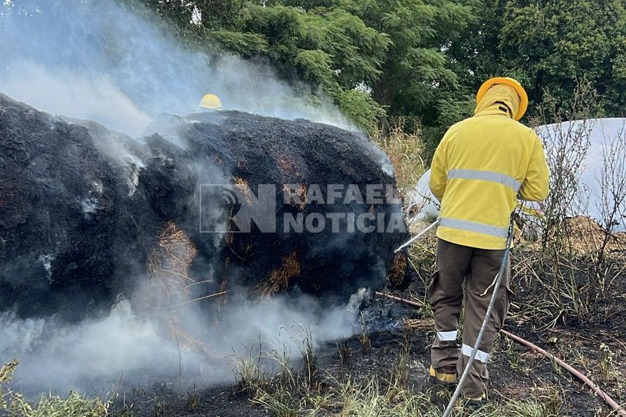 Al arribar, los efectivos constataron que el fuego se desarrollaba sobre varios rollos de fardo.