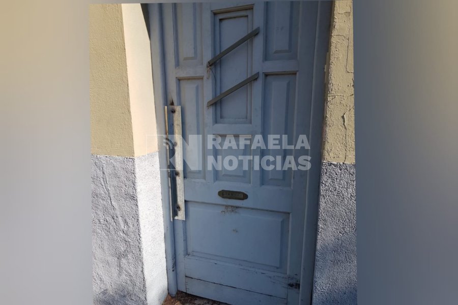 A pedido de los vecinos, colocaron medidas de seguridad en la puerta del domicilio.