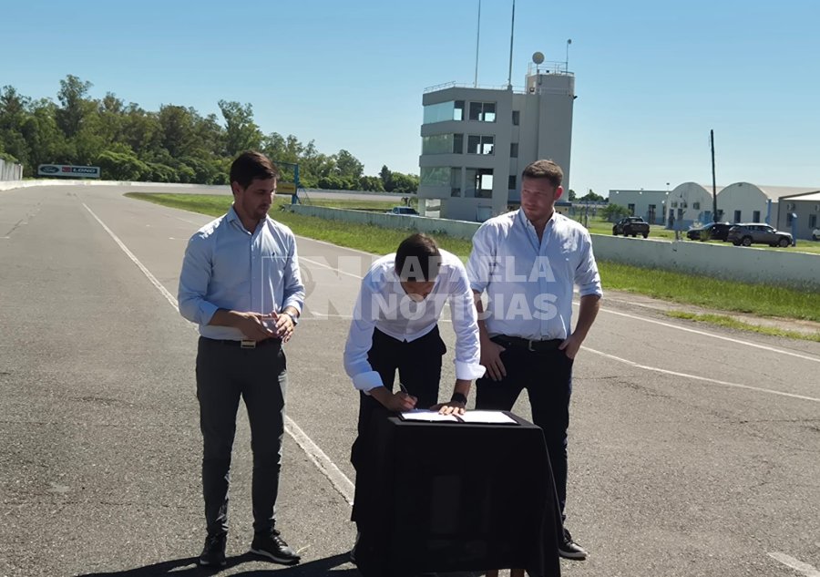 Momento de la firma del convenio.